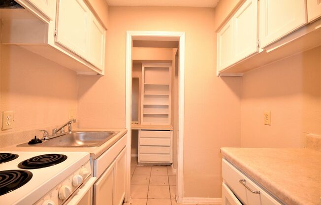 1 bed, 1 bath, 400 sqft, $800, Unit 102