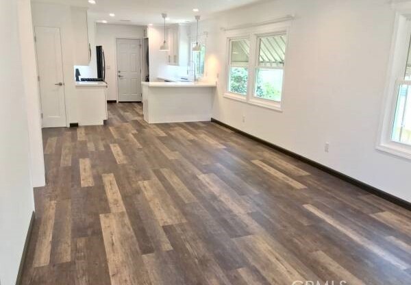 1110 1/2 N BENTON WAY