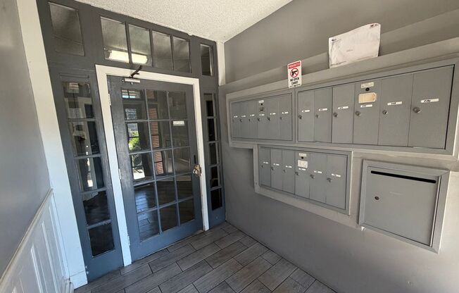 1 bed, 1 bath, 800 sqft, $1,100, Unit B