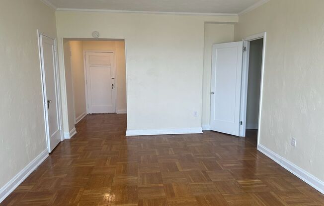 Studio, 1 bath, 413 sqft, $1,425, Unit Royal York 1015