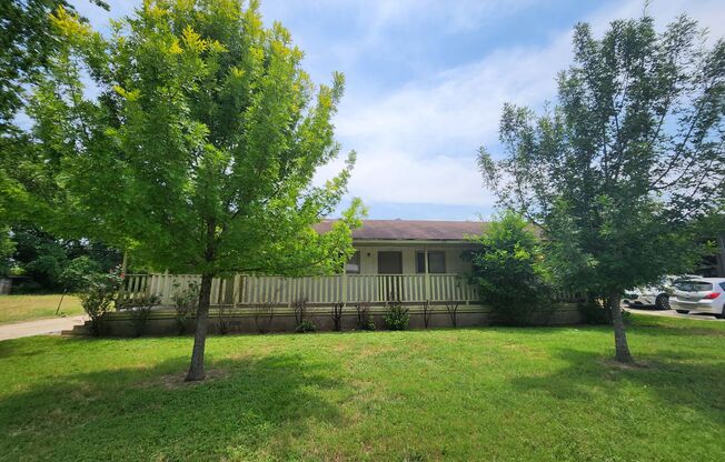 1/1 Triplex with easy access to IH 35 for Commuters!  Fridge Included / NO Carpet!