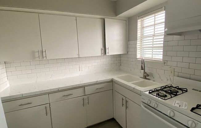 1809 on Cox Apartments