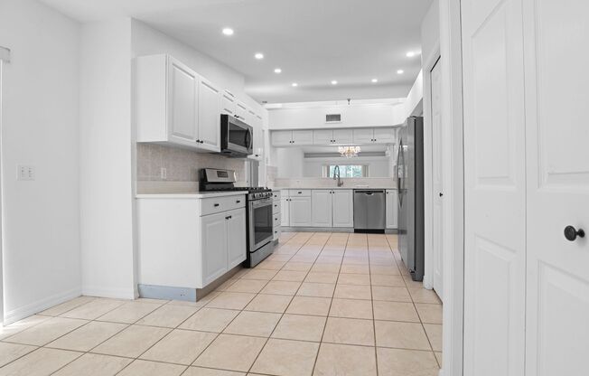 Bright & Airy 3-Bed Home Close to University Pkwy