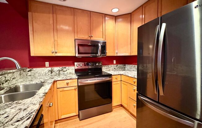 In town Kingston, walking distance to the Seattle and Edmonds ferry, main floor condo