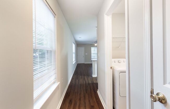 3bd/2ba Duplex Unit w/ Garage in Ideal Location!