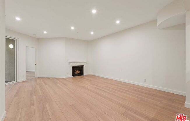 2 beds, 1 bath, 979 sqft, $2,850, Unit 122