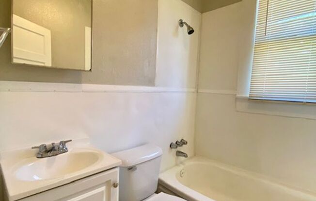 3 beds, 1 bath, $800