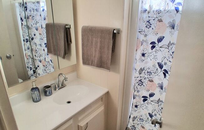 2 beds, 1 bath, 860 sqft, $3,295, Unit 014