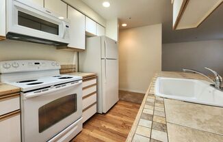 2 Bed/ 2 Bath Condo Everett Near Boeing and Paine Airport