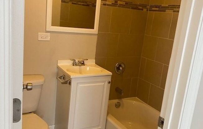 Studio, 1 bath, 475 sqft, $1,225, Unit 301