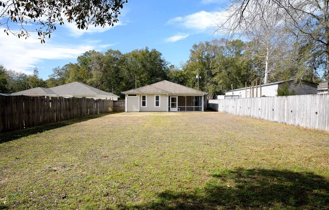 Central Niceville home w/ lawncare included!