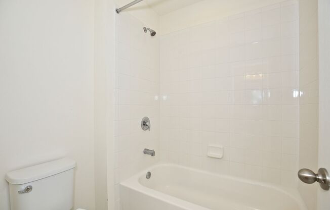 Modern 3/2.5 Spacious Townhome with Gorgeous Lake Views and 1 Car Garage in Thornbrooke - Sanford!