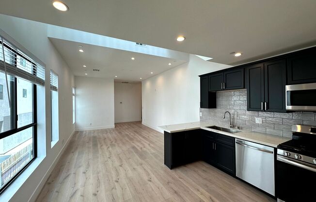 Beautiful Modern Luxury 4 Story Townhome - 4 bed - 3.5 bath with Rooftop Deck in Silver Lake