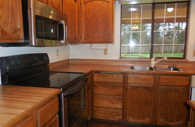 3 beds, 2 baths, $2,900