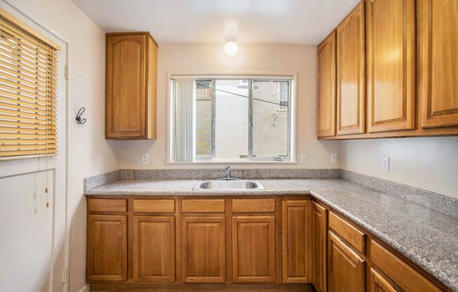 1 bed, 1 bath, $1,850, Unit 643 Beacon St. #2 - LU