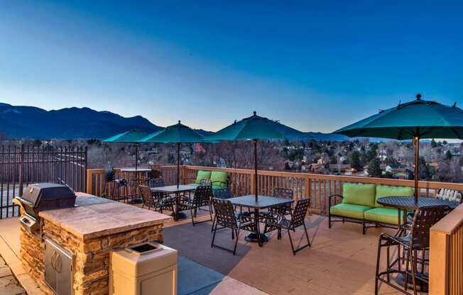 Outdoor Dine at Bonterra Lakeside Apartments, Colorado Springs, 80906