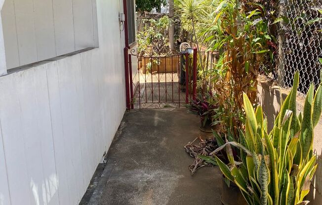 Waipahu: Studio 1 bath apartment located behind the garage