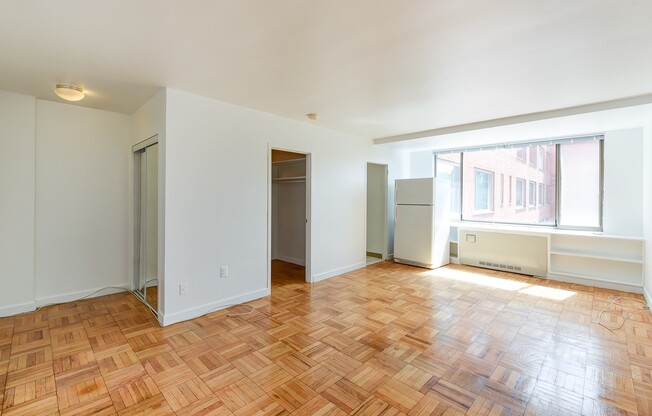 Spacious & Bright Studio at River Place West