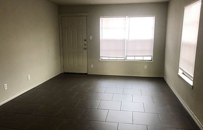 3 beds, 2 baths, 957 sqft, $995, Unit R 6