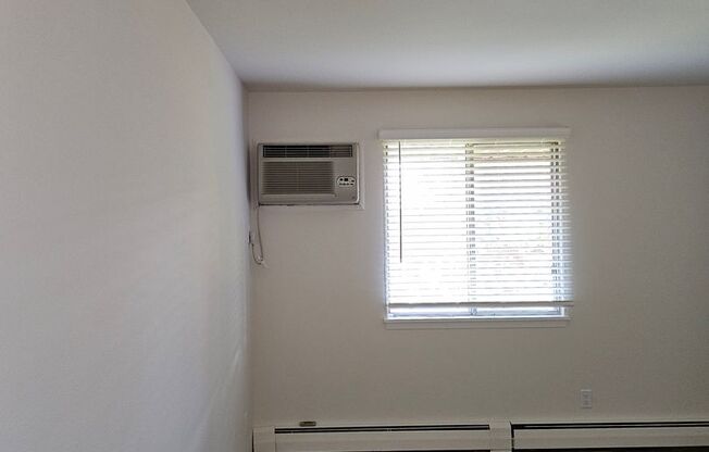 1 bed, 1 bath, 955 sqft, $1,195, Unit 33 - 205