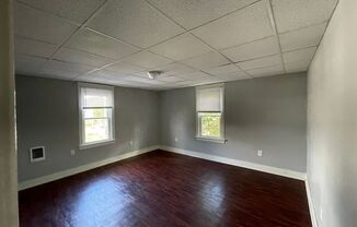 2 beds, 1 bath, $675, Unit 10 Valley St APT 3