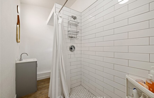 1583 W 48 ST