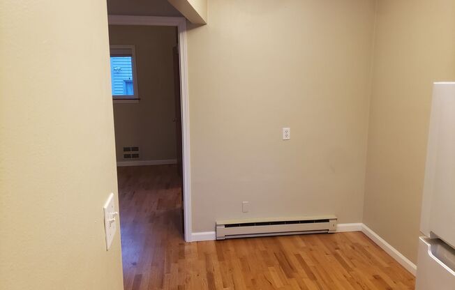 Fremont - Small Building - 1BR Top Floor Corner Unit - Clean!