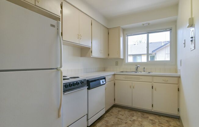 2 beds, 1 bath, $1,550, Unit 10