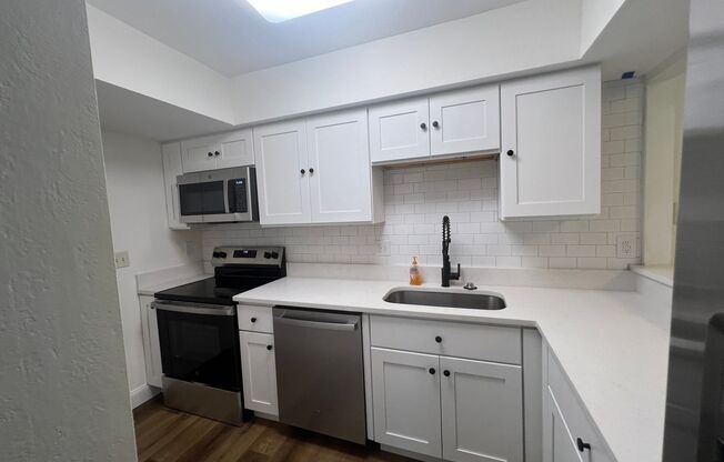 2 beds, 1.5 baths, $1,800, Unit Unit C