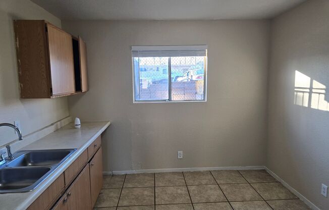 2 beds, 1 bath, 750 sqft, $1,095, Unit UNIT 4