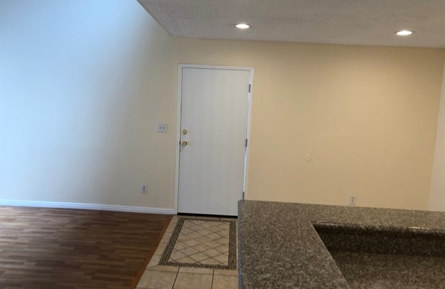 2 beds, 1 bath, 826 sqft, $1,995, Unit 216