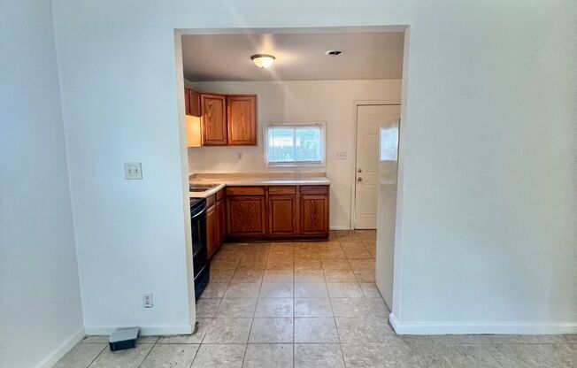 3 beds, 1 bath, $950