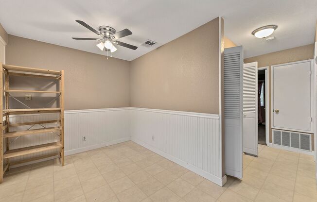 2Bd/2Bth Condo, hardwood floor, balcony, top floor