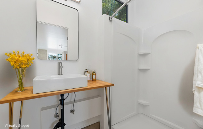 Contemporary Little Italy Studio!