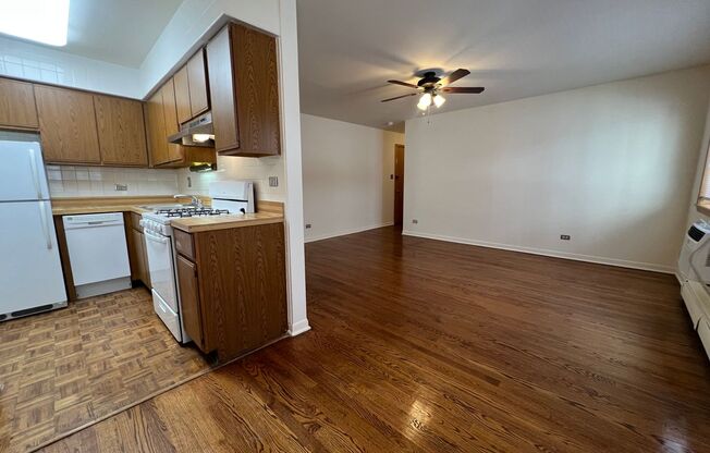 2 beds, 1 bath, 900 sqft, $2,450, Unit 417-305