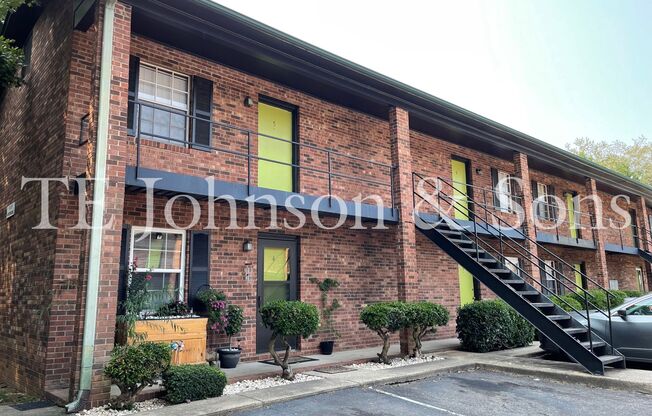 COMFORT, CONVENIENCE AND AFFORDABILITY! Just minutes from major hospitals and interstates, Hanes Mall, and Forsyth Tech.