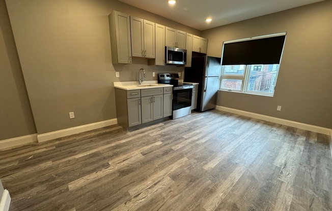 2 beds, 1 bath, $2,800, Unit 301