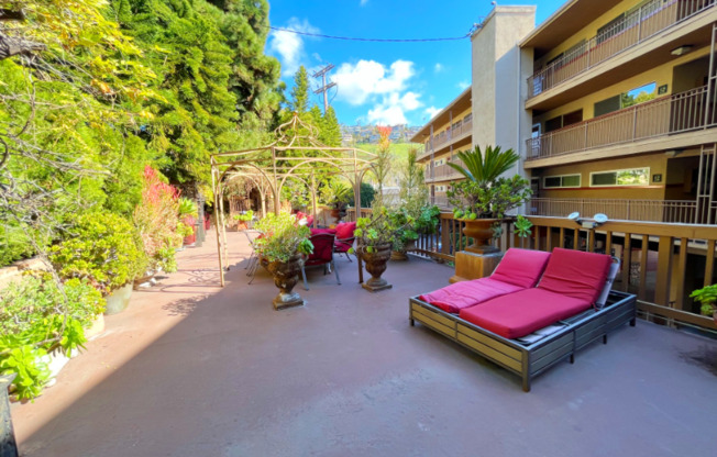 2 beds, 1.5 baths, 950 sqft, $4,195