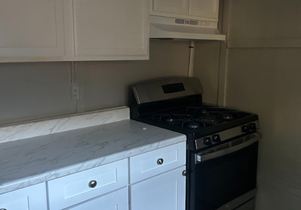 255 X W LOMBARD ST