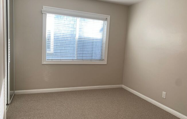 2 beds, 1 bath, $3,400, Unit Upper Back D