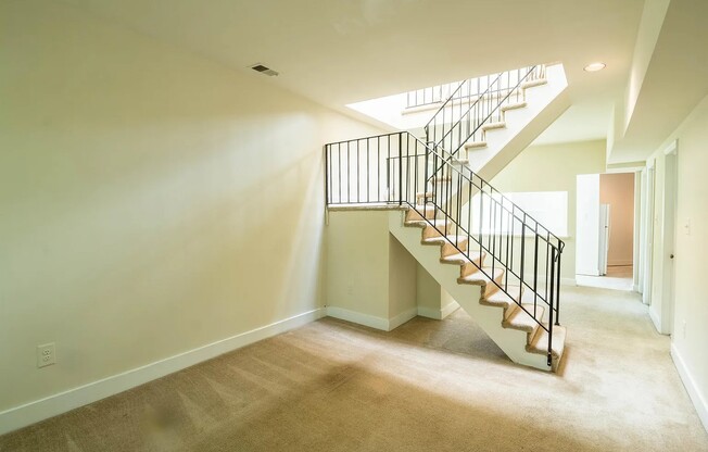 1810 INGLESIDE TER NW