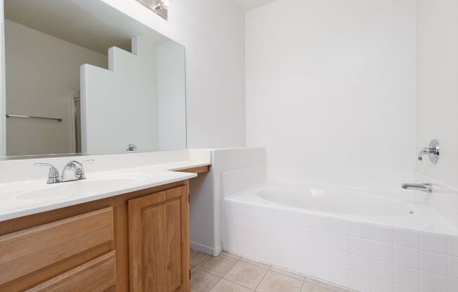 2 beds, 2 baths, $1,300, Unit Bldg 11