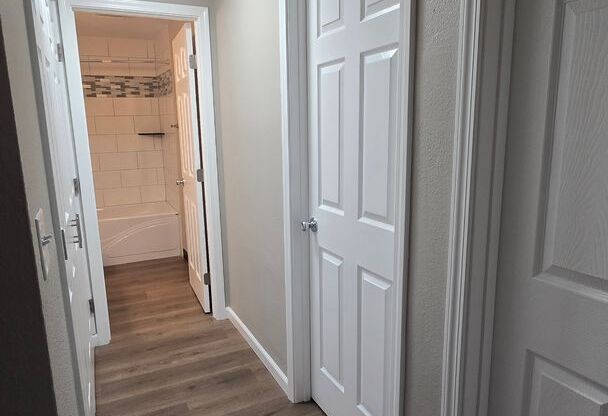 2 beds, 1 bath, 907 sqft, $1,100, Unit 1885E