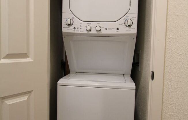 2 beds, 1 bath, $3,295, Unit Stranda Apartments - 2Bedroom 2027 - 2028