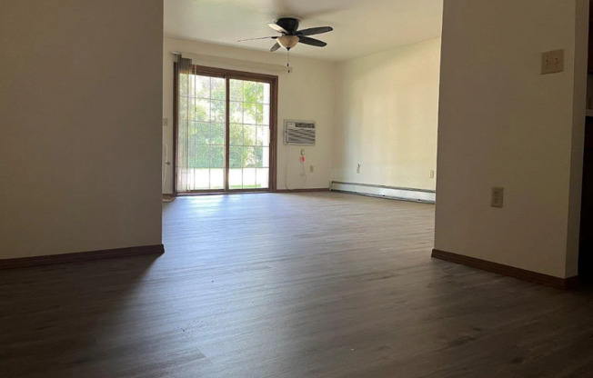 2 beds, 1 bath, $1,100, Unit Apt 2