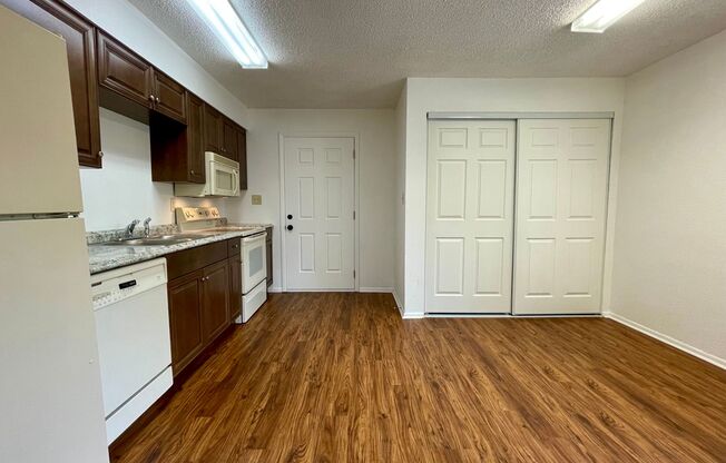 Coming Soon! 3728 County Line Rd- 2/1 Remodeled Duplex