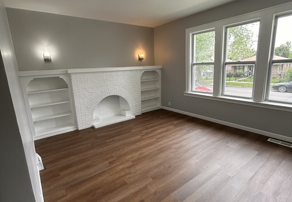 7021 S Woodlawn