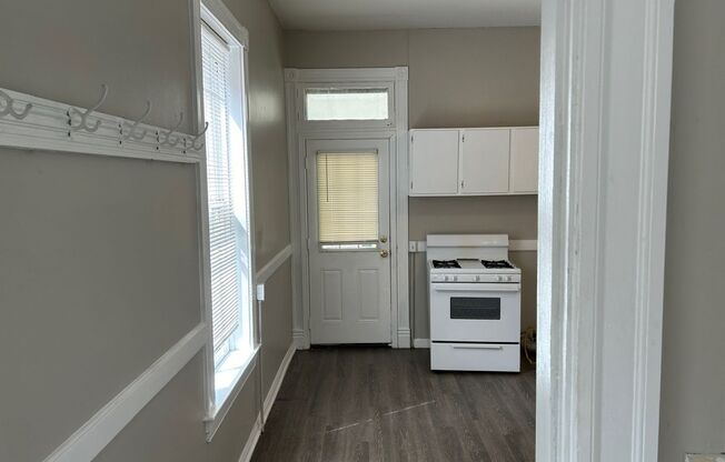 2 beds, 1 bath, $1,295