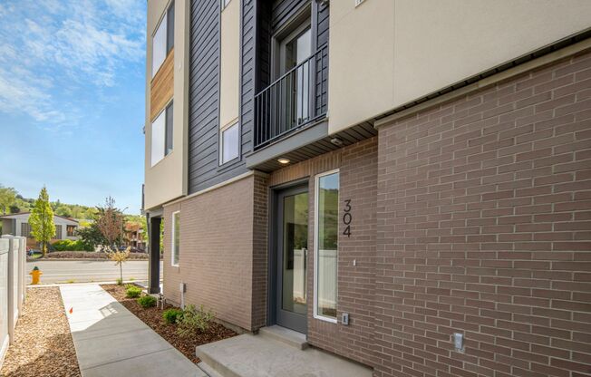 302 W AZURE SKY LN