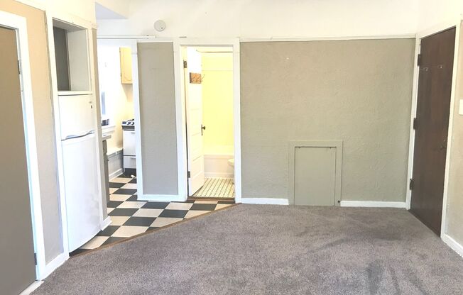 Studio, 1 bath, $745, Unit 32